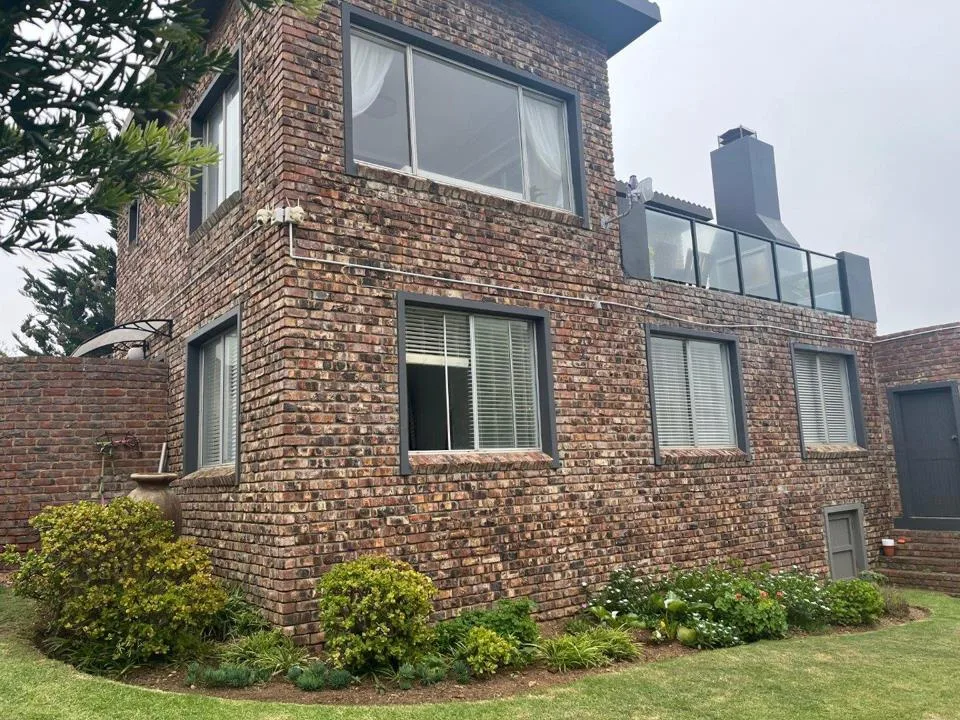 4 Bedroom House for sale in Boggomsbaai