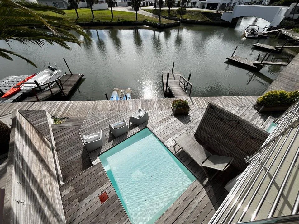 3 Bedroom Apartment / flat to rent in Canals