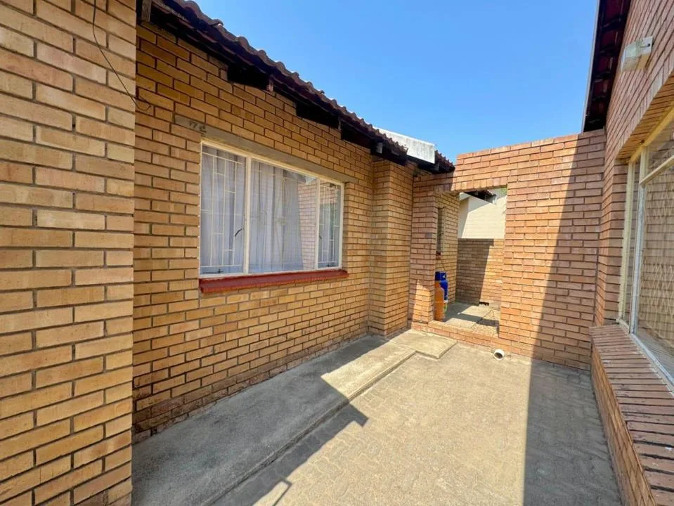 6 Bedroom House for sale in Westenburg