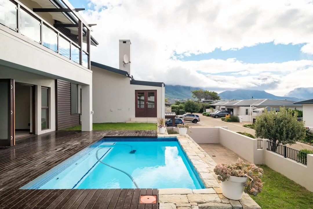 4 Bedroom House for sale in Stonehurst Mountain Estate