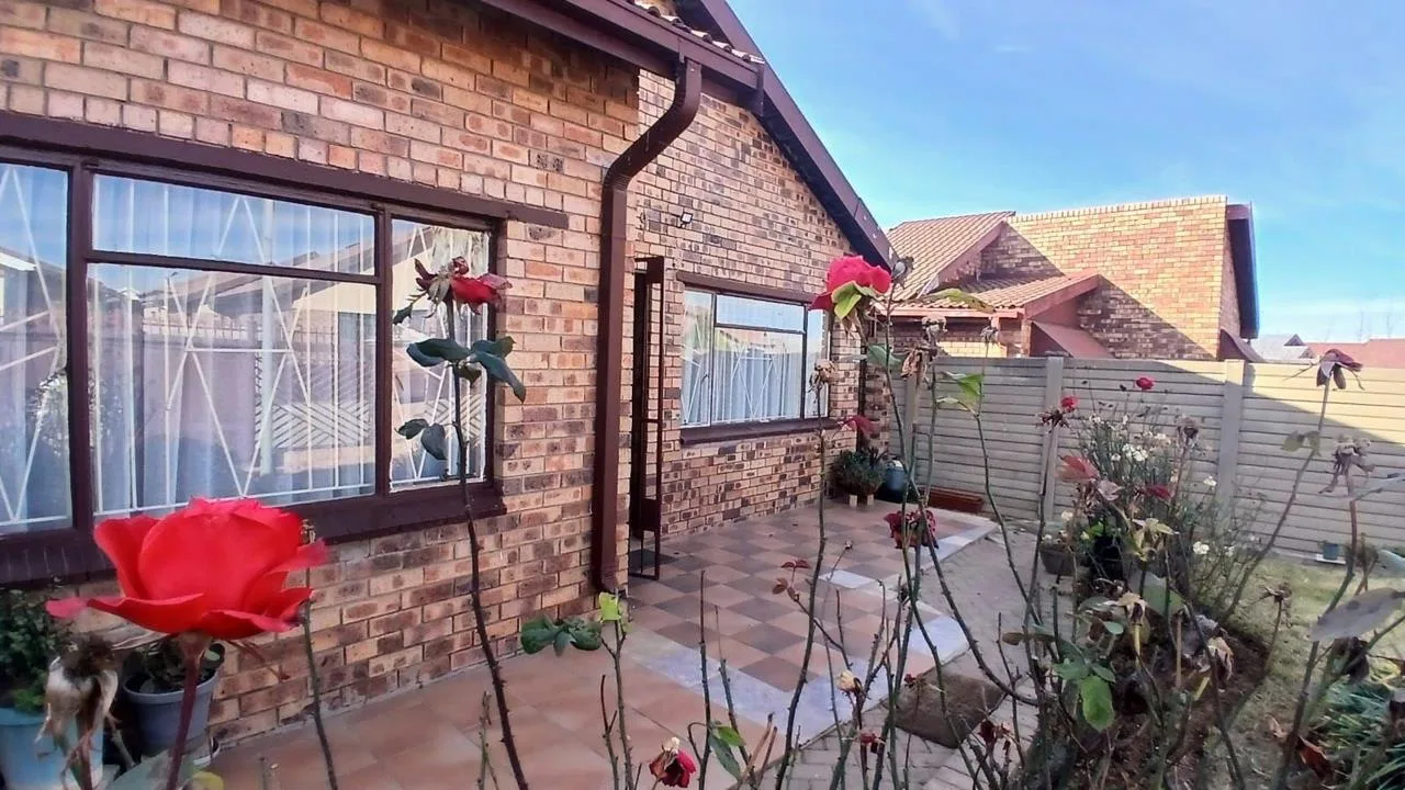 3 Bedroom House for sale in Blomanda