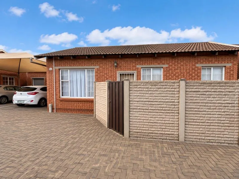 2 Bedroom Townhouse for sale in Rodericks Park