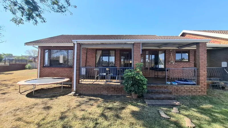 2 Bedroom Townhouse for sale in Bisley