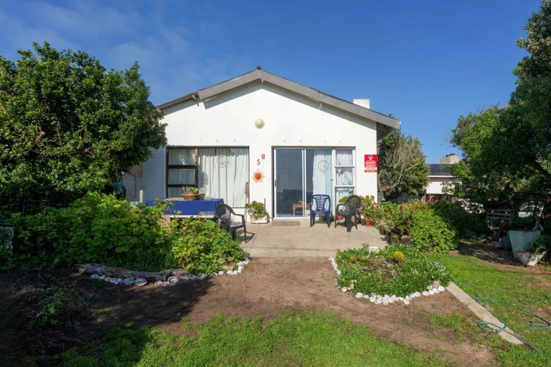 3 Bedroom House for sale in Struisbaai
