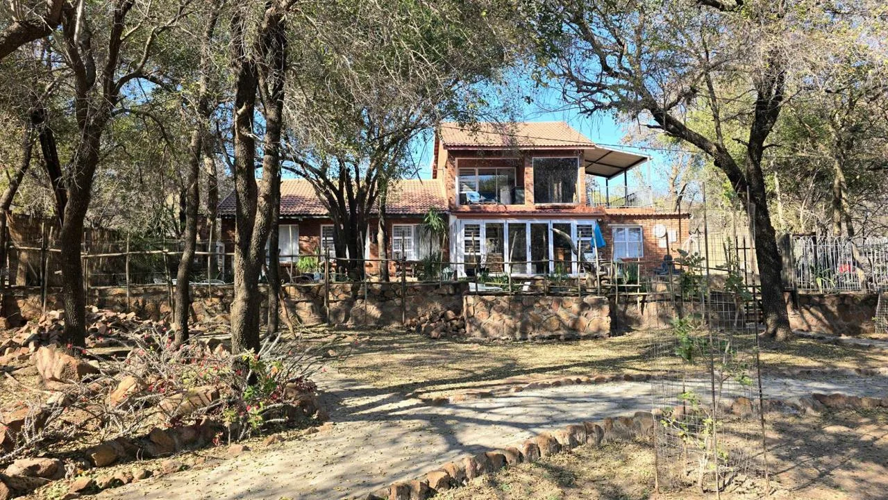 4 Bedroom House for sale in Leeupoort