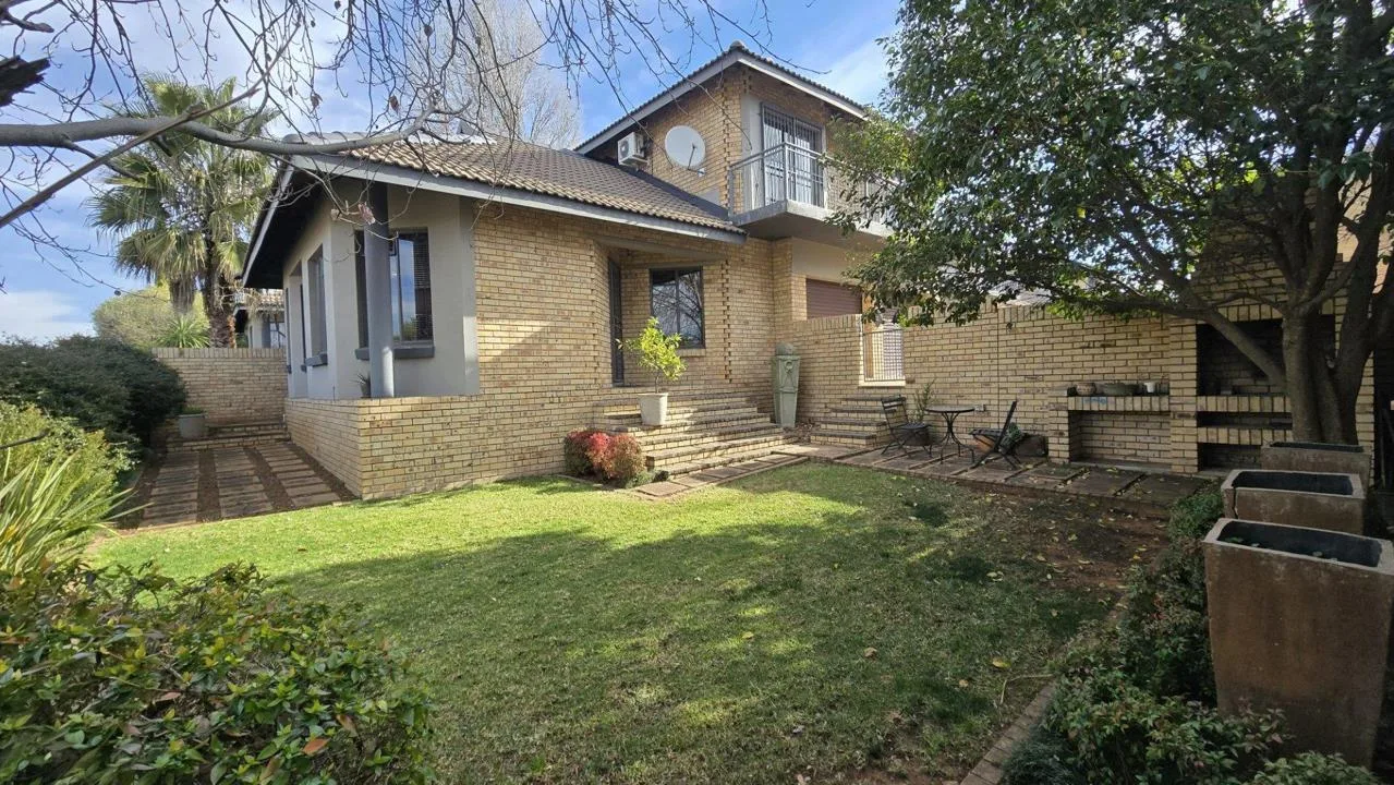 3 Bedroom Townhouse for sale in Langenhovenpark