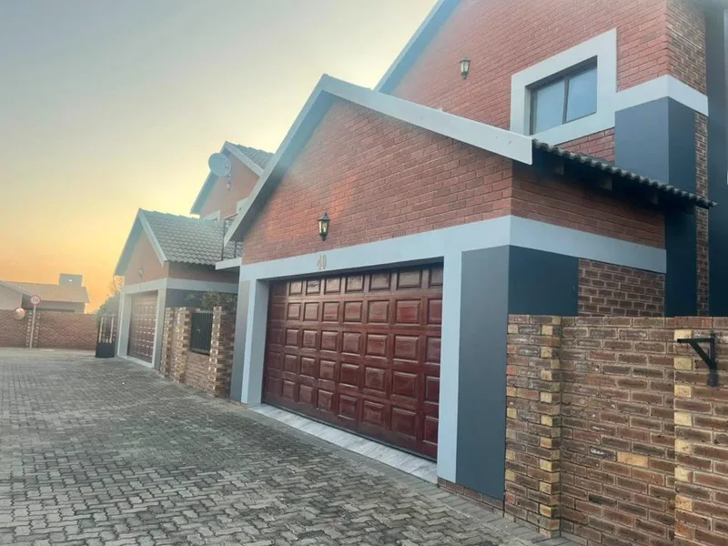 4 Bedroom Townhouse for sale in Heuwelsig