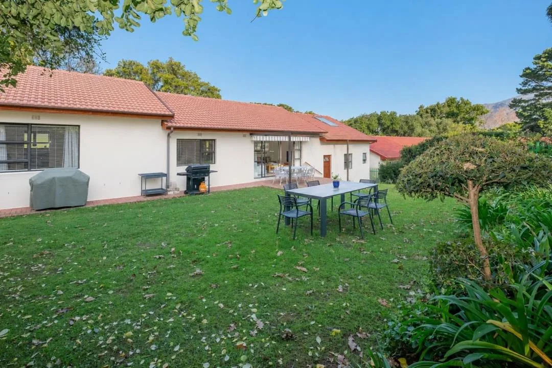 2 Bedroom House for sale in Constantia
