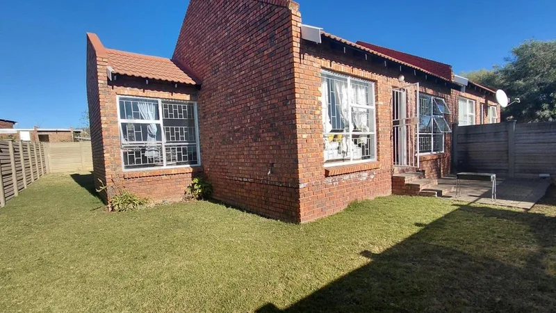 2 Bedroom Townhouse for sale in Langenhovenpark