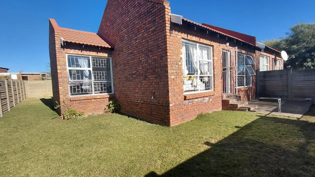 2 Bedroom Townhouse for sale in Langenhovenpark