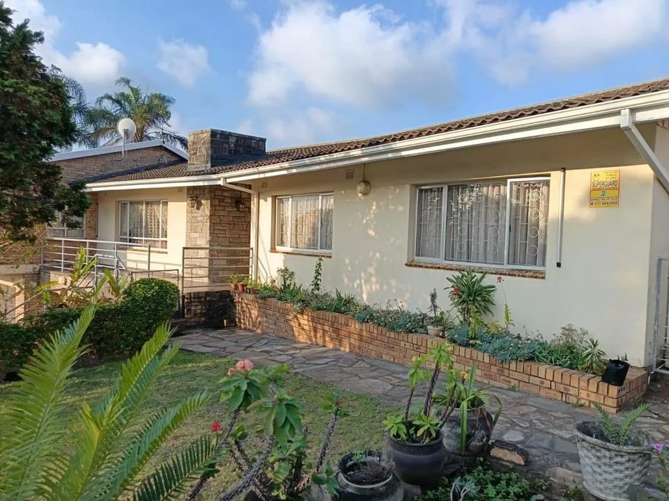 4 Bedroom House for sale in Umhlatuzana