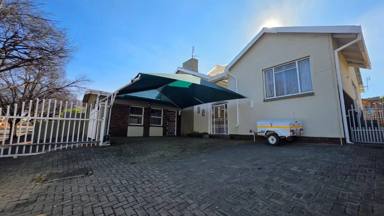 6 Bedroom House for sale in Uitsig