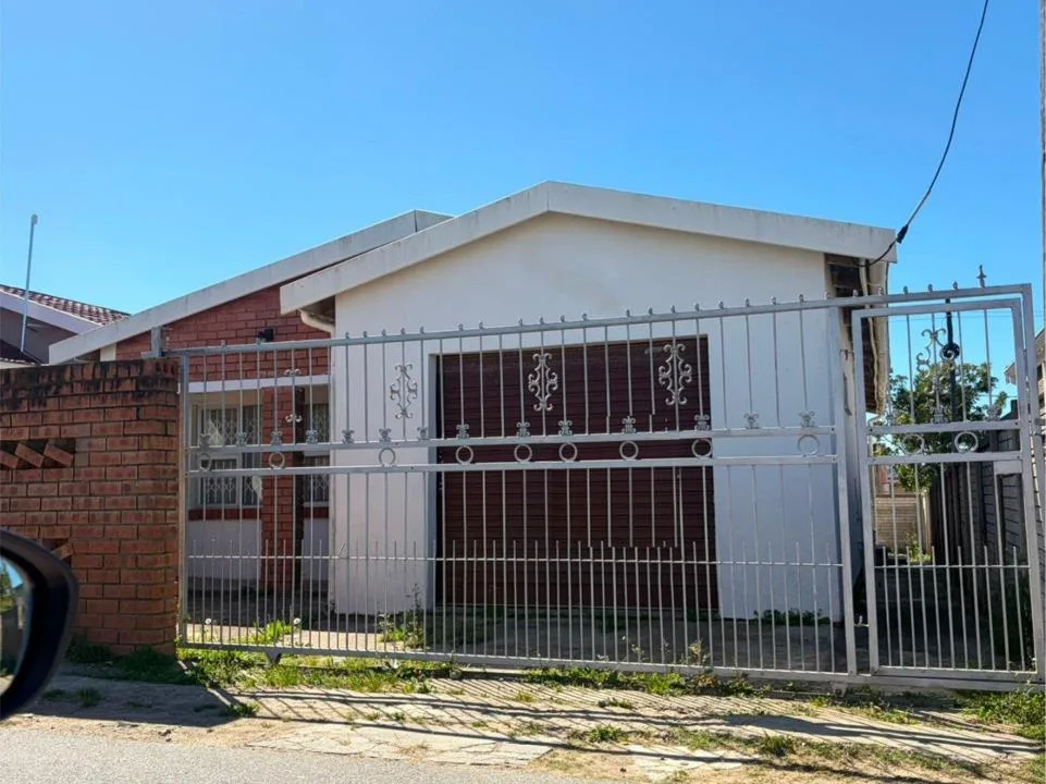 3 Bedroom House for sale in Scenery Park