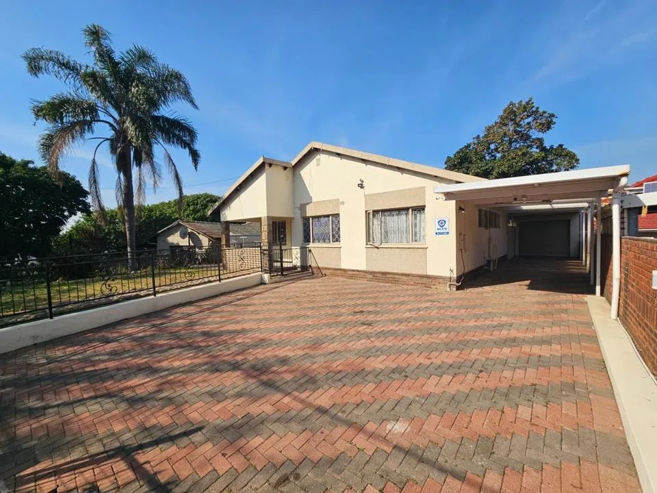 3 Bedroom House for sale in Chatsworth Central