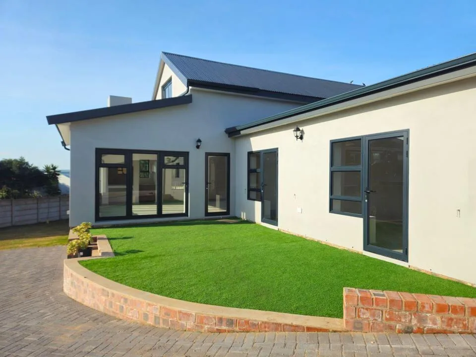 4 Bedroom House for sale in Stilbaai Wes