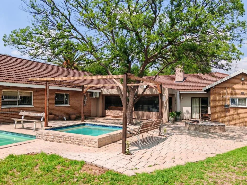 6 Bedroom House for sale in Oranjeville