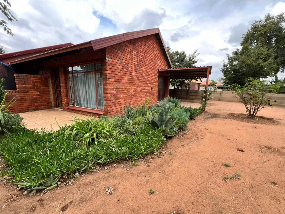 3 Bedroom House for sale in Lourierpark