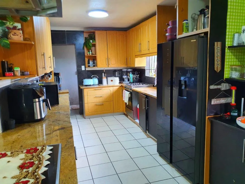 5 Bedroom House for sale in Parow Valley