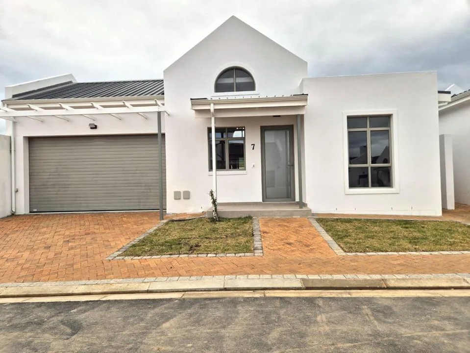2 Bedroom House for sale in Altona