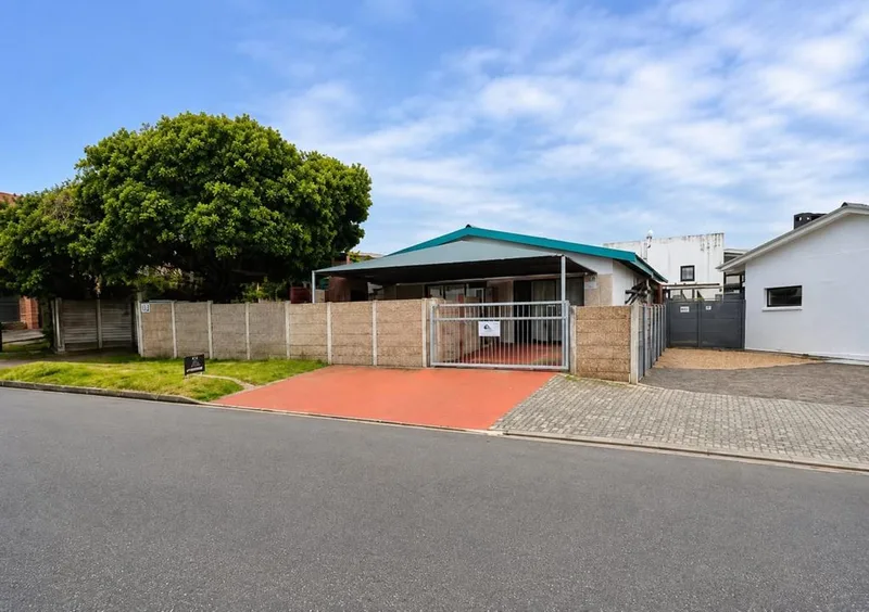 5 Bedroom House for sale in Stilbaai Wes