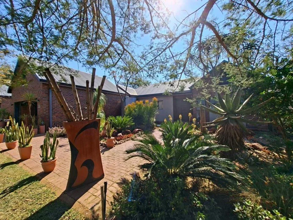 2 Bedroom House for sale in Negester Klein-Kariba