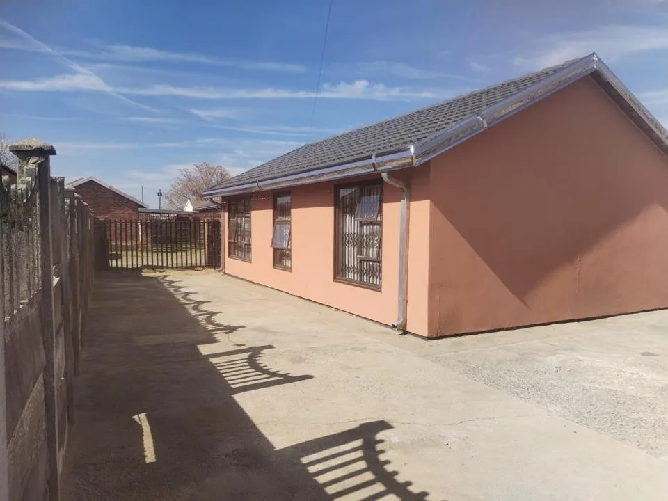 3 Bedroom House for sale in Thabong