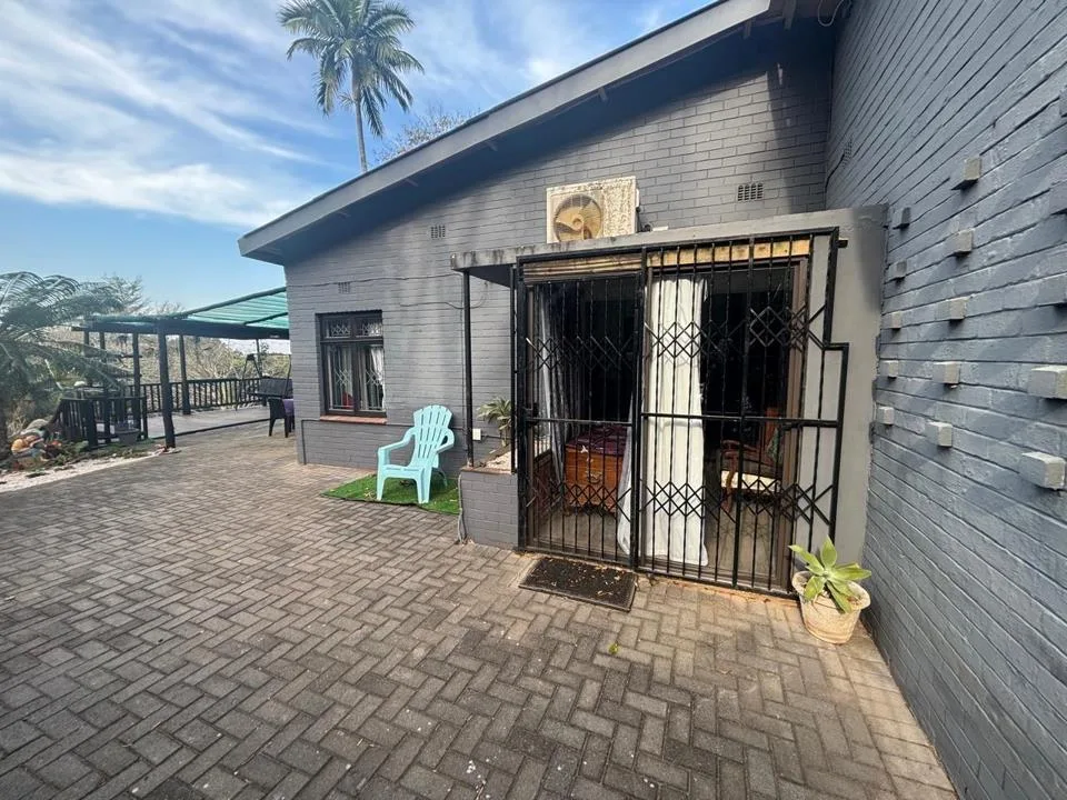 6 Bedroom House for sale in Umtentweni