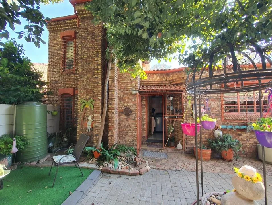 3 Bedroom Townhouse for sale in Riebeeckstad