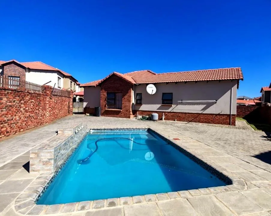 3 Bedroom Townhouse for sale in Waterval East