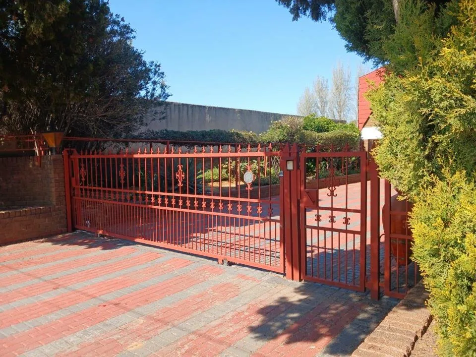 3 Bedroom House for sale in Riebeeckstad