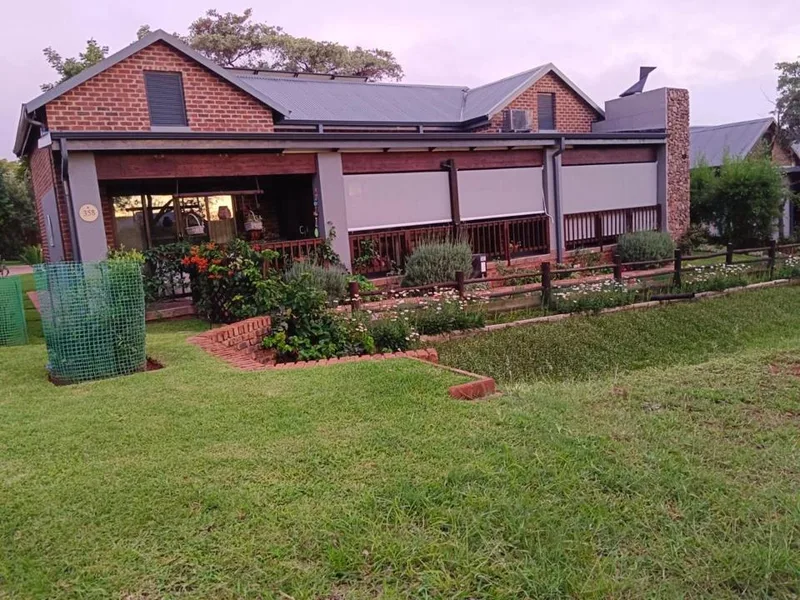 2 Bedroom House for sale in Negester Klein-Kariba