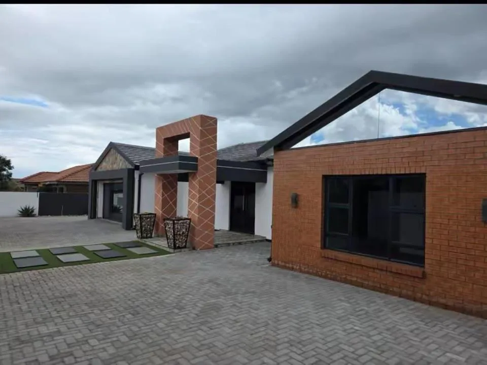 4 Bedroom House to rent in Aerorand
