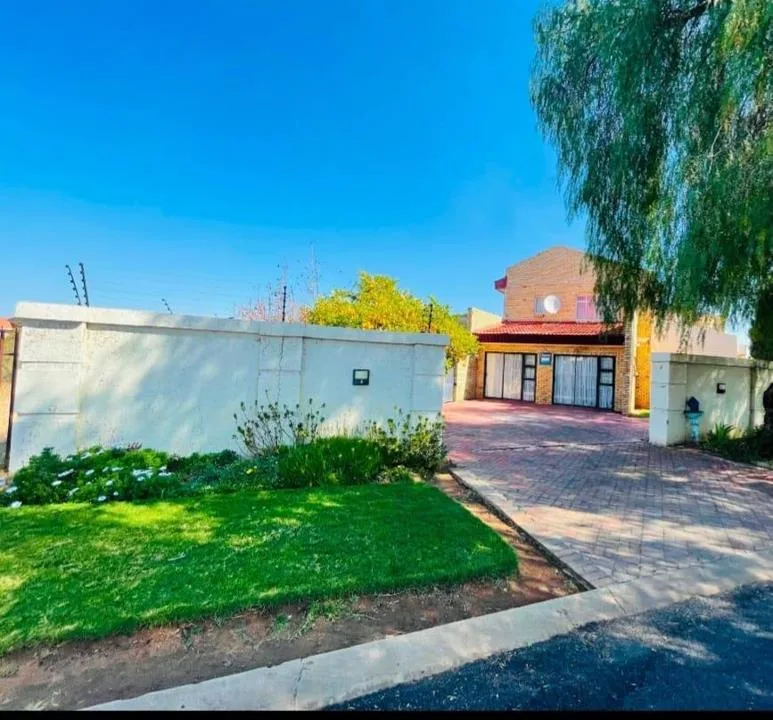 7 Bedroom House for sale in Mmabatho Unit 6