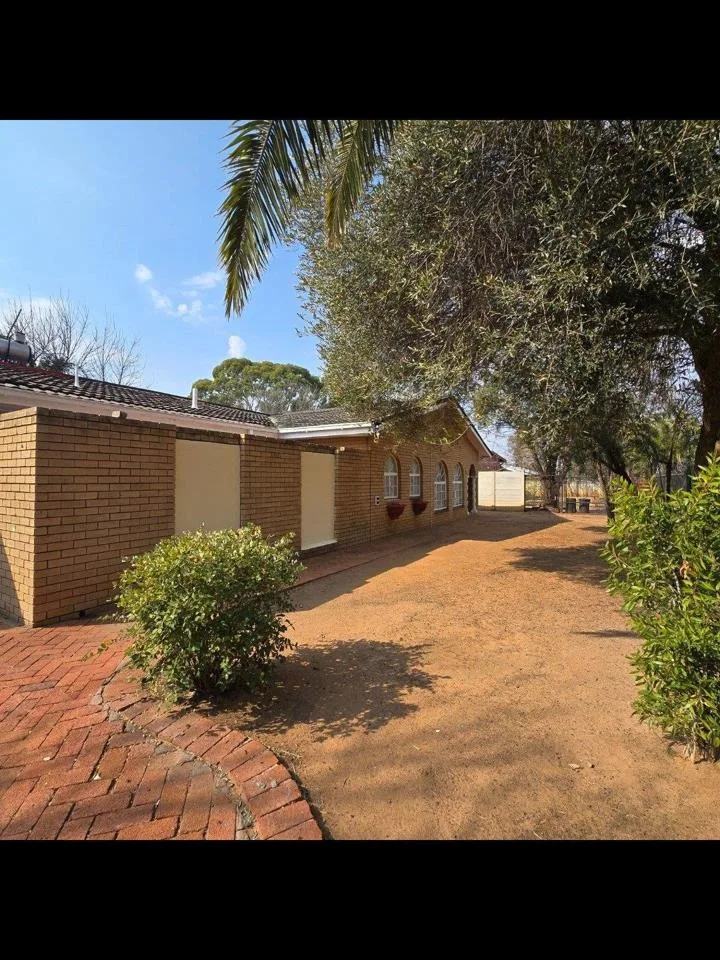 14 Bedroom House for sale in Brandwag