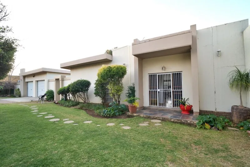 5 Bedroom House for sale in Riebeeckstad