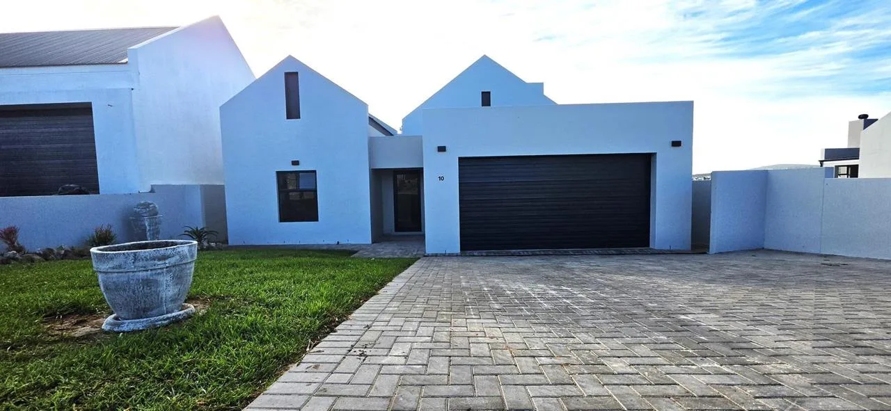 4 Bedroom House for sale in Laguna