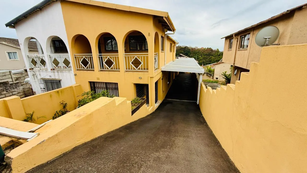 5 Bedroom House for sale in Chatsworth Central