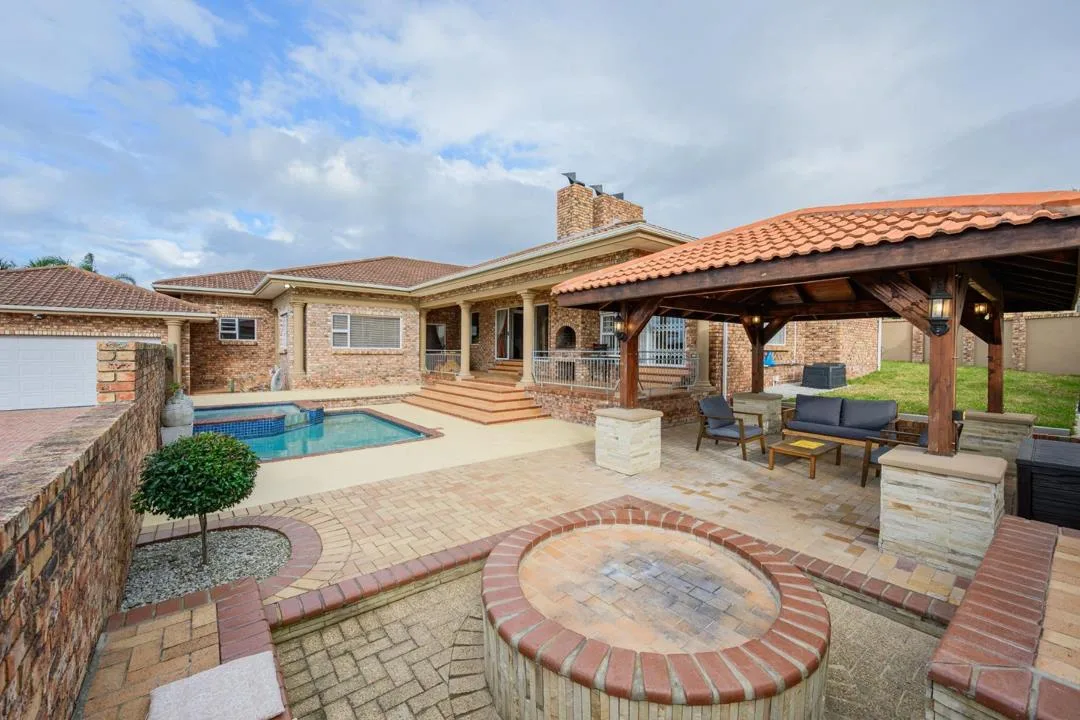 4 Bedroom House for sale in Kragga Kamma