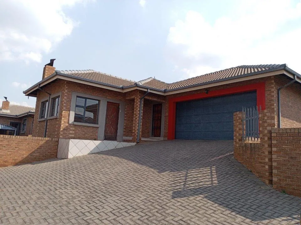 3 Bedroom Townhouse to rent in Model Park