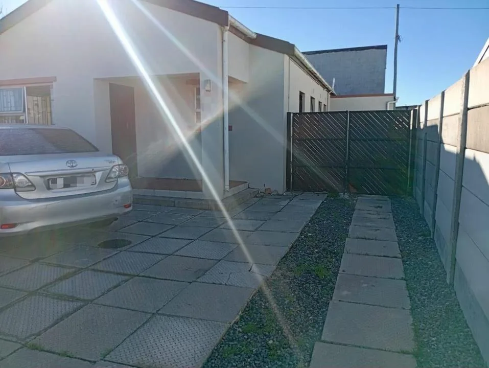 4 Bedroom House for sale in Weltevreden Valley North
