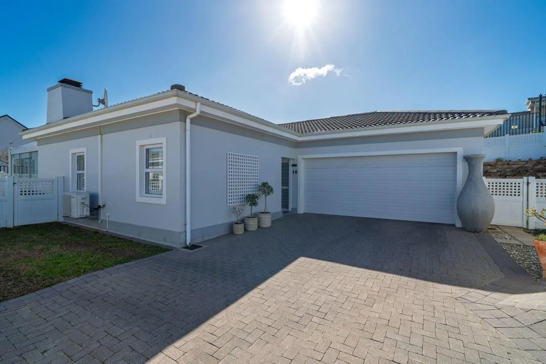 3 Bedroom House for sale in Dennegeur