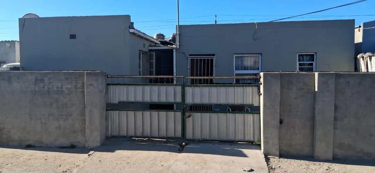 7 Bedroom House for sale in Delft South
