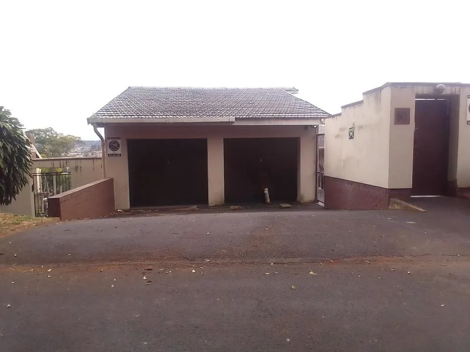 9 Bedroom House for sale in Manor Gardens