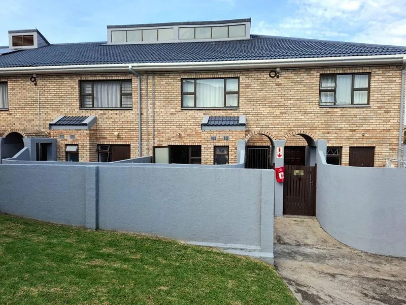 2 Bedroom Townhouse for sale in Beacon Bay