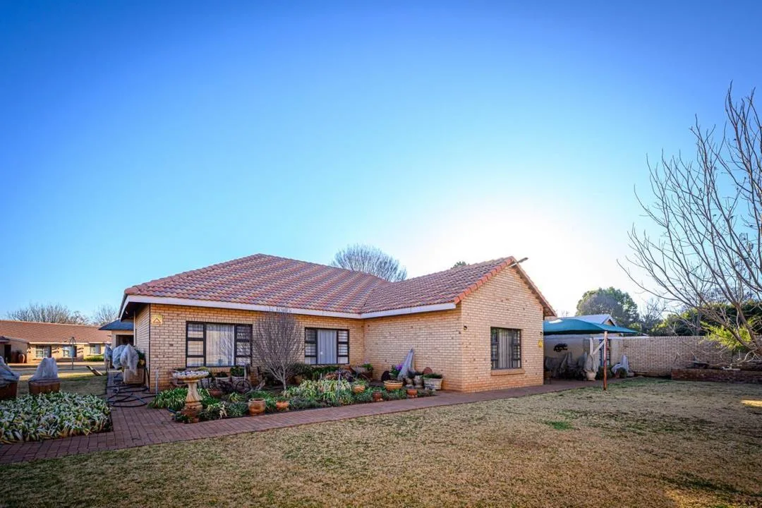 16 Bedroom House for sale in Van Der Hoff Park