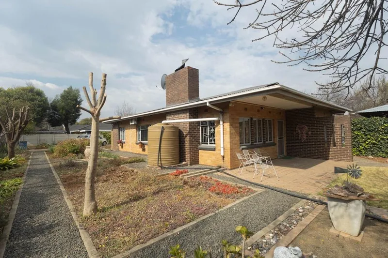4 Bedroom House for sale in Universitas