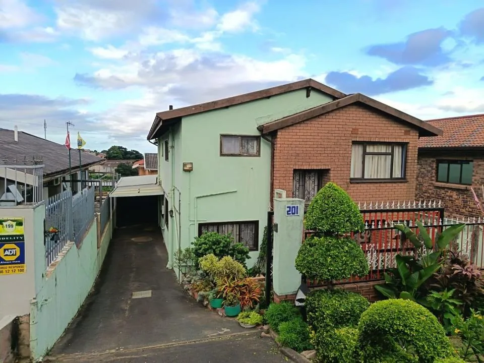 4 Bedroom House for sale in Shallcross
