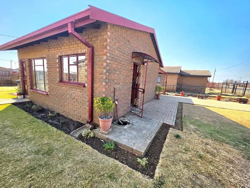 2 Bedroom House for sale in Bohlokong