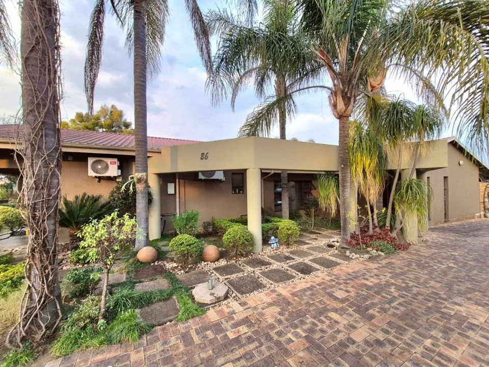5 Bedroom House for sale in Huttenheights