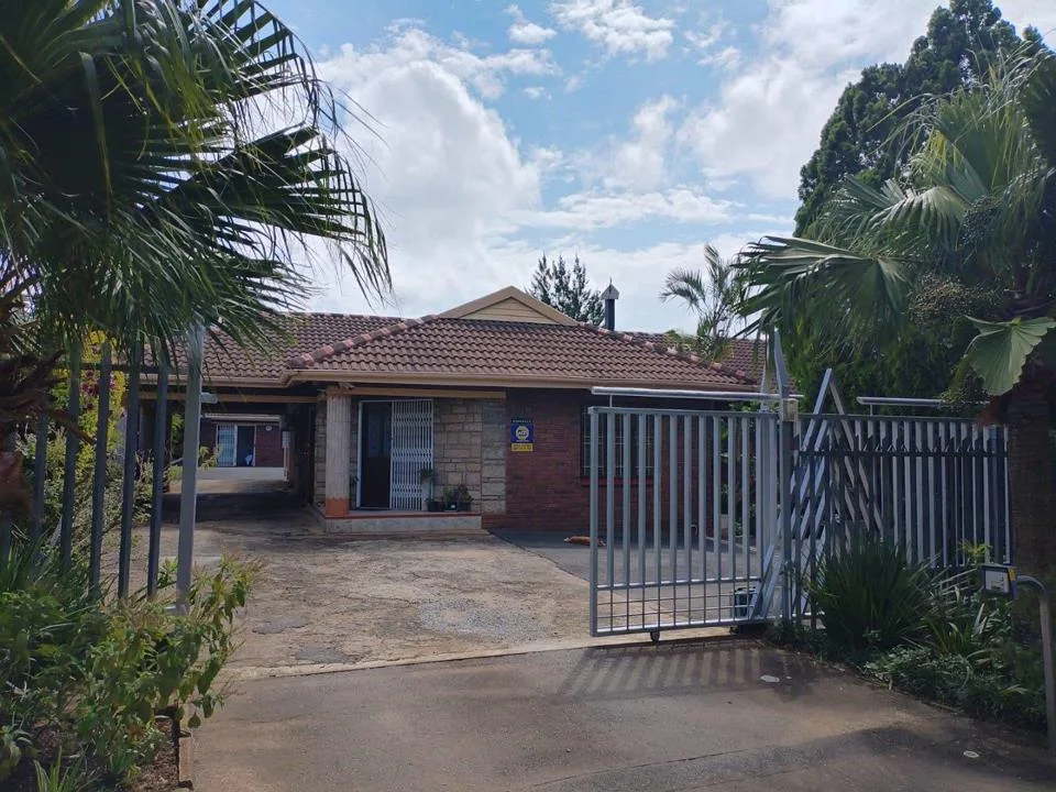 10 Bedroom House for sale in Hayfields